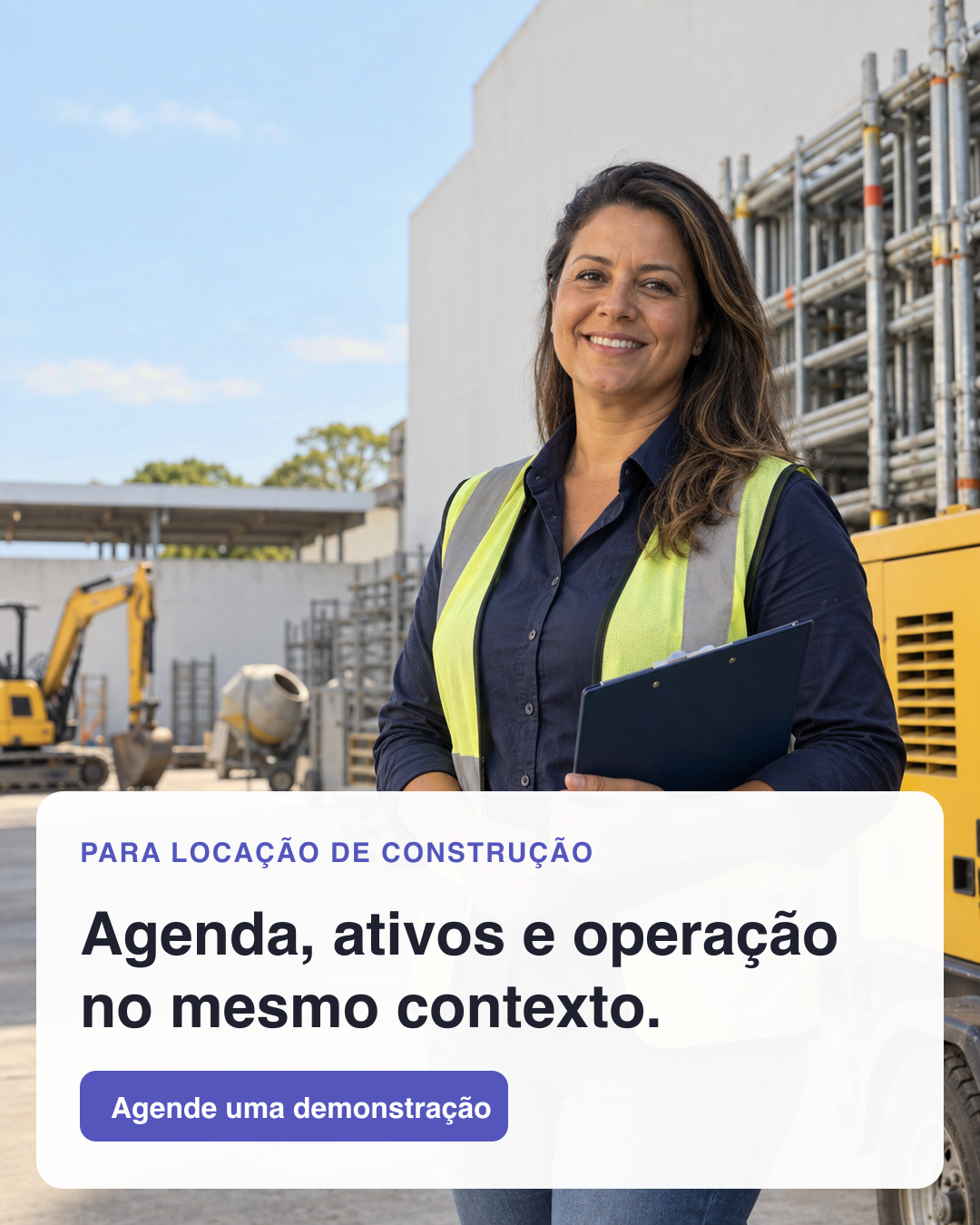 Gestora de locadora de construção em pátio de equipamentos ao lado de painel com chamada para agenda e ativos