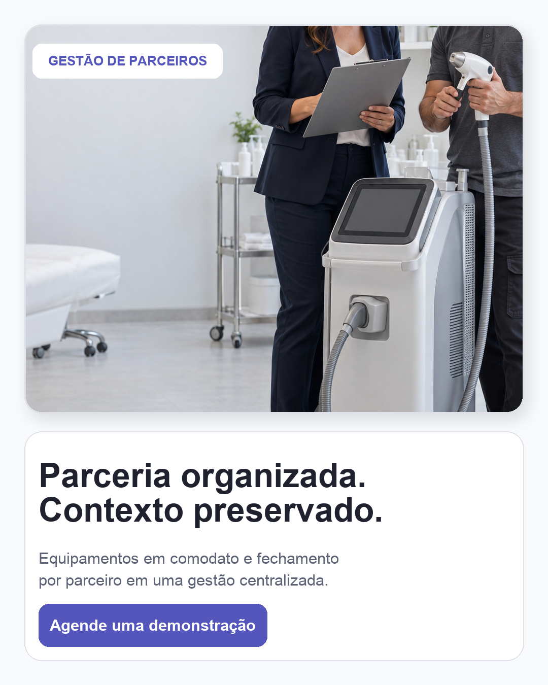 Gestora e técnico conferindo um equipamento laser em uma operação organizada